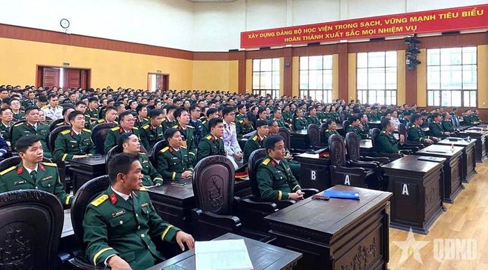 Các đại biểu dự lễ phát động thi đua. 