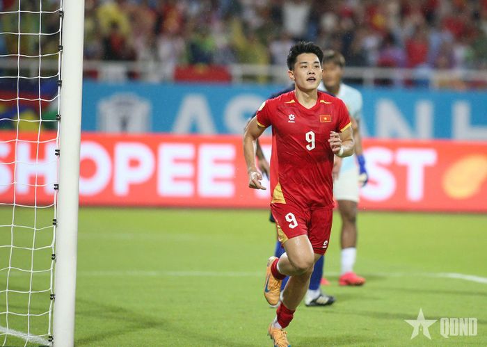 Đình Bắc hoàn tất cú đúp, ấn định thắng lợi 3-1 cho đội tuyển Việt Nam. Ảnh: VIỆT AN