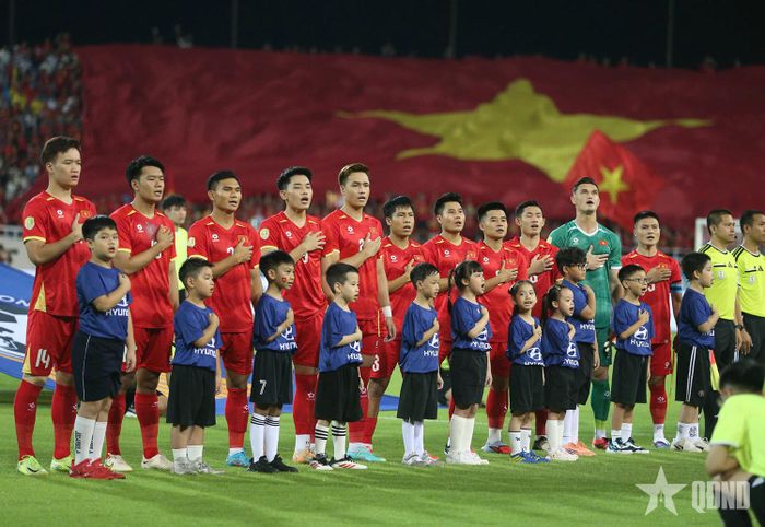 Các tuyển thủ Việt Nam thực hiện nghi thức chào cờ. Ảnh: VIỆT AN
