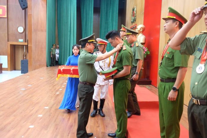 Thiếu tướng Nguyễn Hữu Hợp - Giám đốc Công an TP Đà Nẵng trao thưởng cho các cá nhân, tập thể đạt giải.