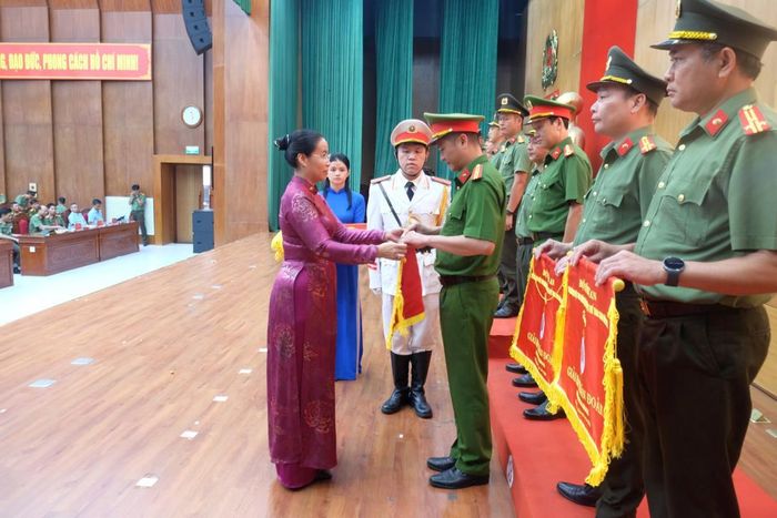 Phó Chủ tịch UBND TP Đà Nẵng Nguyễn Thị Anh Thi khen thưởng cho các cá nhân, tập thể có thành tích xuất sắc trong công tác phối hợp tổ chức Hội thao.