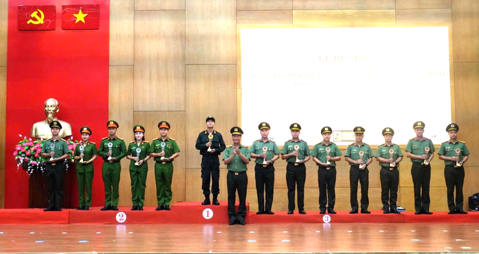 Thiếu tướng Lê Hồng Hiệp trao thưởng cho các cá nhân, tập thể đạt giải.