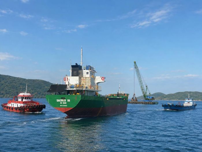 Hệ thống tàu kéo công suất lớn, máy đào gầu dây hiện đại cùng hệ thống sà lan và tàu vận tải phụ trợ công trình thủy