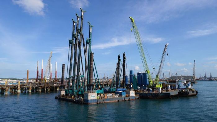 Hệ thống khoan cọc CDM trên hệ nổi – giải pháp thi công nền móng hiện đại, đáp ứng các hạng mục kỹ thuật cao trong công trình thủy và hạ tầng ven biển.