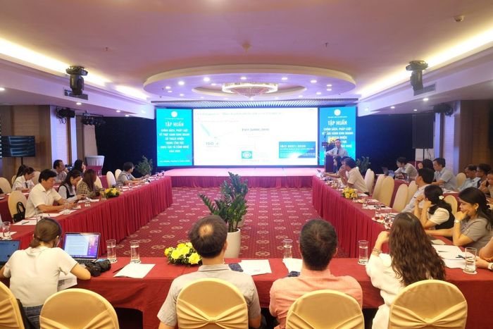 Các đại biểu báo cáo viên cập nhật những quy định, chính sách pháp luật mới và thực tiễn triển khai thực hành kinh doanh có trách nhiệm trong lĩnh vực khoa học, công nghệ và đổi mới sáng tạo.