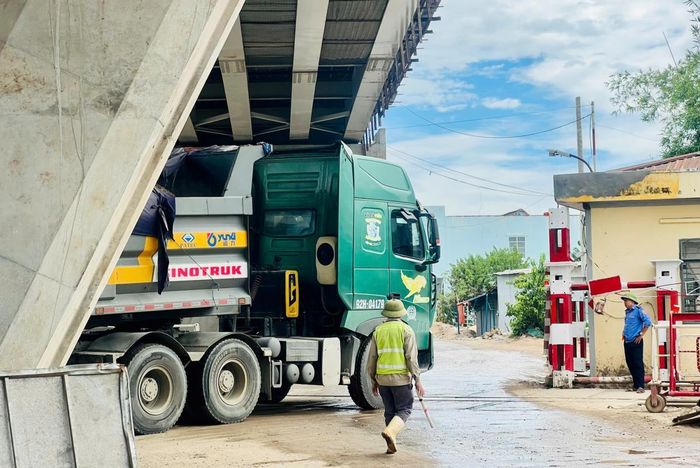 Các phương xe trọng tải lớn di chuyển "hỗn độn" mỗi khi có tàu lửa đi qua.