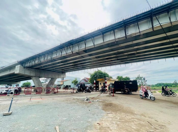 Đường gom bị "tắc nghẽn" khi đi đoạn chân cầu đường ray xe lửa.