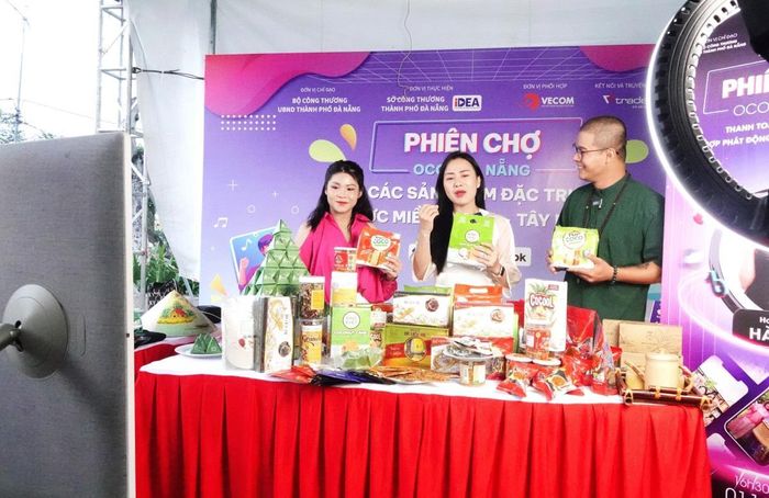 Một hộ SXKD ở Đà Nẵng thực hiện livestream bán hàng.