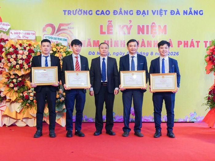 UBND thành phố Đà Nẵng trao bằng khen cho 4 cá nhân có thành tích xuất sắc trong công tác giáo dục và đào tạo