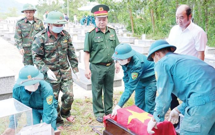 Phó Chủ tịch UBND TP Huế Nguyễn Văn Mạnh thăm hỏi, động viên lực lượng lấy mẫu thực hiện công tác xác định danh tính liệt sĩ qua ADN.