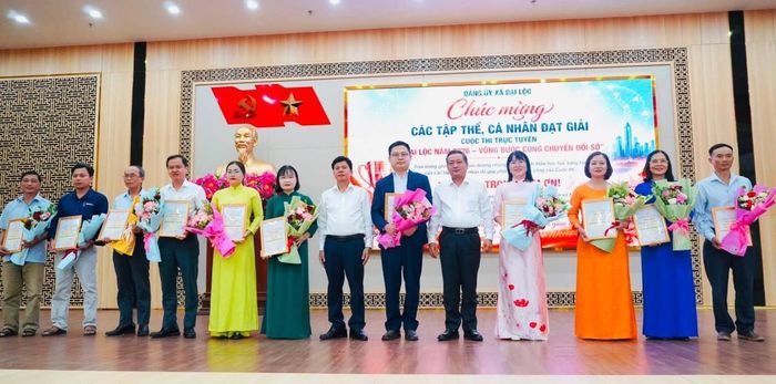 Ban Tổ chức trao giải cho các cá nhân, tập thể.