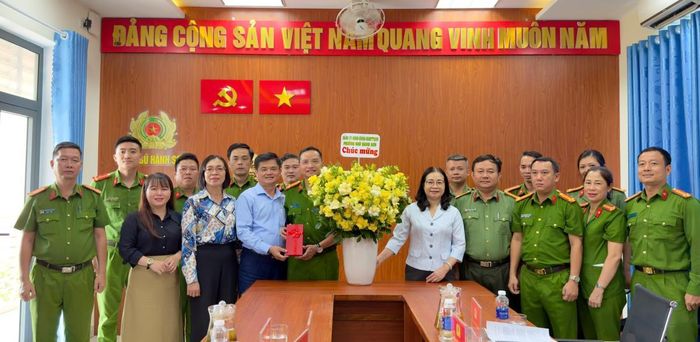 Lãnh đạo Đảng ủy, UBND phường Ngũ Hành Sơn đã trao hoa và quà động viên CBCS Công an phường Ngũ Hành Sơn