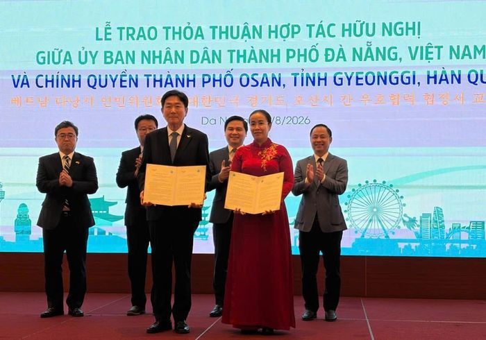 TP Đà Nẵng và TP Osan (Hàn Quốc) trao Bản ghi nhớ (MOU) thúc đẩy quan hệ hữu nghị và hợp tác. Ảnh: P.T