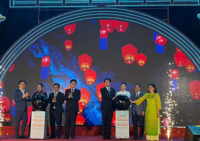 Các đại biểu thực hiện nghi thức khai mạc lễ hội. Ảnh: P.T