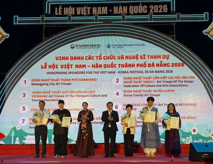Phó Chủ tịch UBND TP Đà Nẵng và Tổng Lãnh sự Hàn Quốc tại Đà Nẵng Han Jung Il trao tặng hoa và thư cảm ơn cho các đoàn nghệ thuật tham dự Lễ hội. Ảnh: P.T