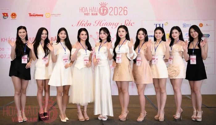 Tống Khánh Ly (ngoài cùng, bên phải) tại cuộc thi 'Hoa hậu Việt Nam 2026'.
