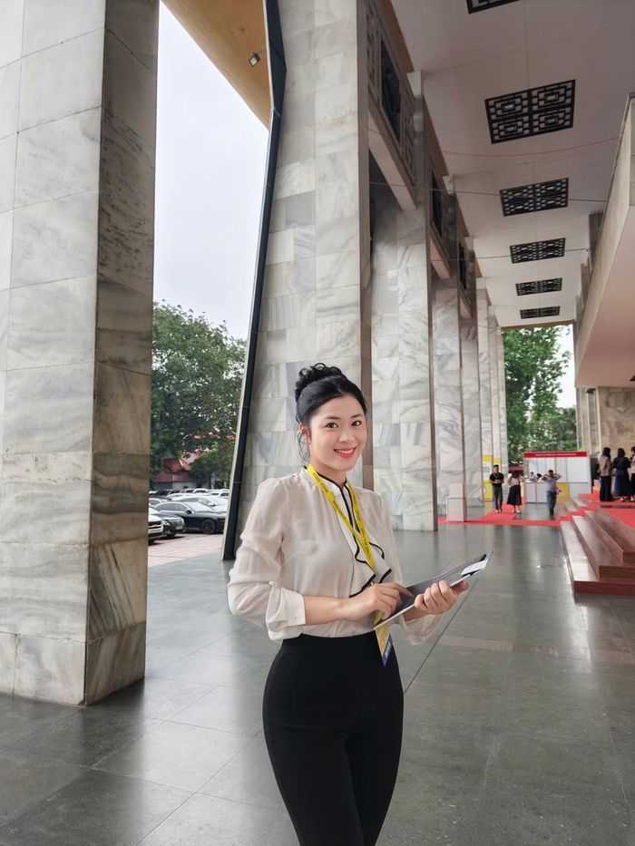 Hà Phương tham dự hội nghị cùng các đối tác và khách hàng.
