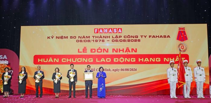  Lãnh đạo công ty FAHASA vinh dự nhận bằng khen tập thể, Huân chương Lao động Hạng nhất. Ảnh: FAHASA. 