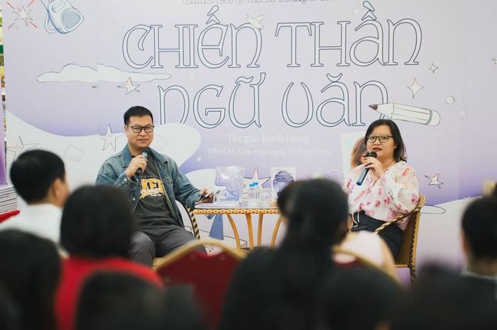  Không gian tương tác ra mắt sách Chiến thần Ngữ văn của tác giả Đinh Hằng đã trở thành ngày hội kết nối cộng đồng yêu chữ nghĩa. Ảnh: Hoa Hoc Tro Magazine. 