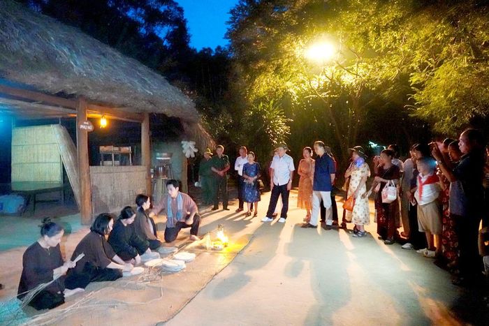 Du khách trải nghiệm một tiết mục trong chương trình sân khấu thực cảnh ban đêm Trăng chiến khu tại Khu di tích lịch sử Địa đạo Củ Chi. ẢNH: THÚY BÌNH