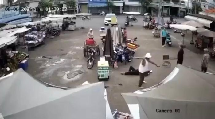  Người đàn ông có biểu hiện rất hung hãn, liên tiếp tấn công nạn nhân 