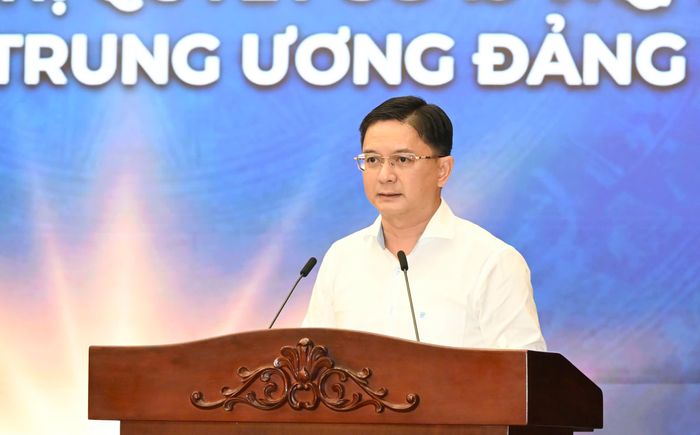  Phó Chủ tịch UBND TPHCM truyền đạt các chương trình hành động của Thành ủy TPHCM. Ảnh: VIỆT DŨNG 