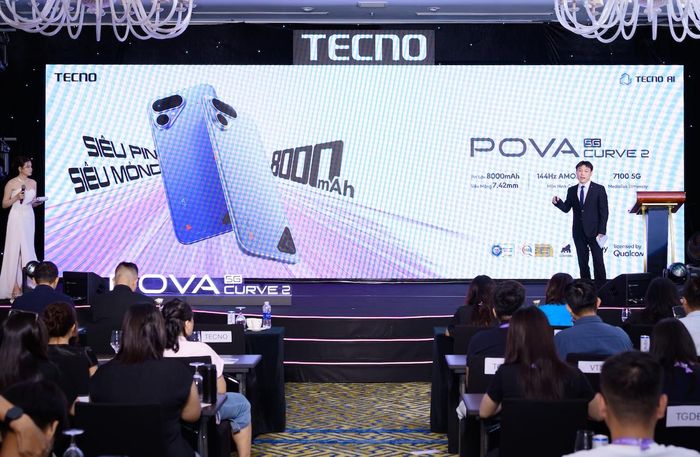  Không chỉ gây ấn tượng với viên pin dung lượng lớn, TECNO POVA Curve 2 5G còn chinh phục người dùng nhờ màn hình cong AMOLED 6,78’’ cùng tần số quét lên đến 144Hz, cho chất lượng hiển thị sắc nét và màu sắc sống động 