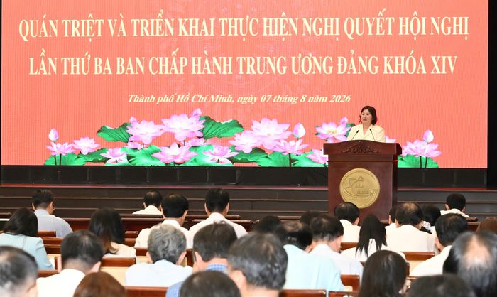  Đồng chí Văn Thị Bạch Tuyết, Phó Bí thư Thành ủy TPHCM quán triệt các nội dung chương trình hành động của Thành ủy TPHCM. Ảnh: VIỆT DŨNG 