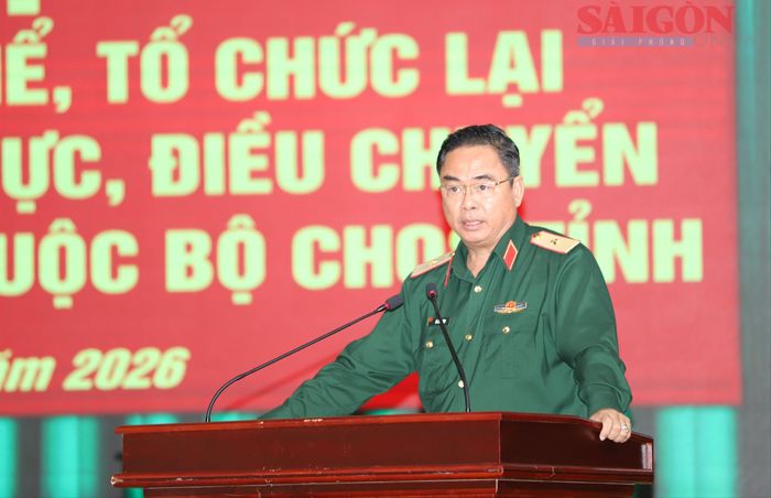 Thiếu tướng Lê Xuân Bình, Phó Tư lệnh, Tham mưu trưởng Quân khu 7 phát biểu tại hội nghị. Ảnh: ĐOÀN KIÊN