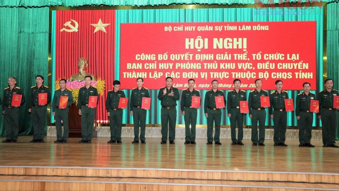 Trao quyết định điều động cán bộ thuộc Bộ Chỉ huy quân sự tỉnh Lâm Đồng. Ảnh: ĐOÀN KIÊN