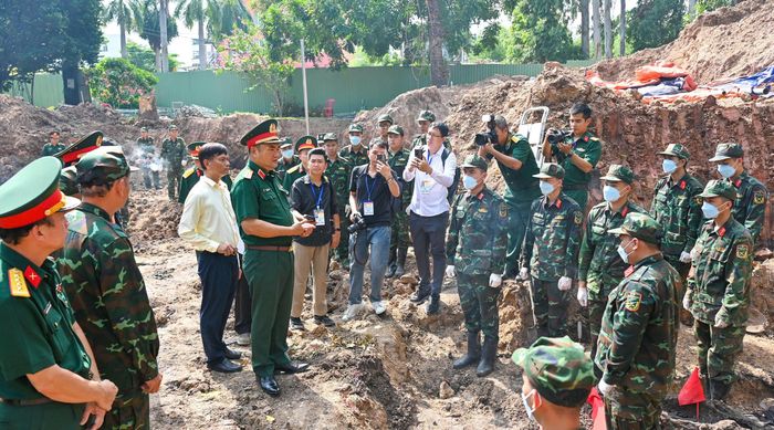 Tư lệnh Quân khu 7 động viên lực lượng thực hiện nhiệm vụ. Ảnh: MẠNH THẮNG
