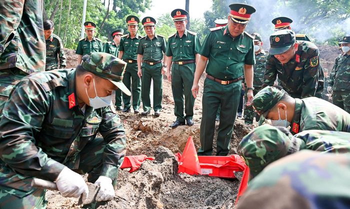 Trung tướng Lê Xuân Thế chỉ đạo công tác tìm kiếm tại Khu B, Công viên Lê Thị Riêng. Ảnh: MẠNH THẮNG