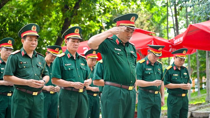 Trung tướng Lê Xuân Thế cùng đoàn đại biểu dành phút mặc niệm tưởng nhớ Tổng Bí thư Trần Phú và các Anh hùng liệt sĩ. Ảnh: MẠNH THẮNG