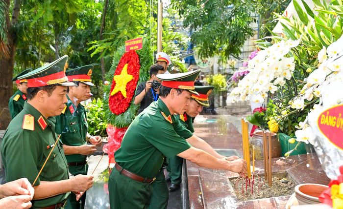 Các đại biểu dâng hương tưởng niệm tại Tượng đài Tổng Bí thư Trần Phú. Ảnh: MẠNH THẮNG