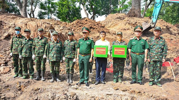 Trung tướng Lê Xuân Thế, Tư lệnh Quân khu 7 và Thiếu tướng Trần Ngọc Minh, Phó Tư lệnh Quân khu 7 trao quà động viên lực lượng thực hiện nhiệm vụ. Ảnh: MẠNH THẮNG