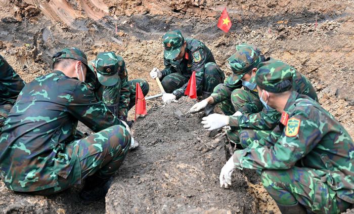 Công tác tìm kiếm, quy tập hài cốt liệt sĩ tại Khu B, ngày 7-8