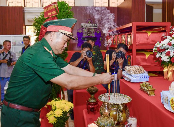 Trung tướng Lê Xuân Thế dâng hương tại khu vực quàn hài cốt liệt sĩ. Ảnh: MẠNH THẮNG