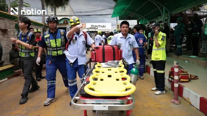 Lực lượng cứu hộ làm việc tại Trường Debsirin Nonthaburi, nơi xảy ra vụ xả súng, ở huyện Bang Kruai, tỉnh Nonthaburi, Thái Lan. Ảnh: THE NATION