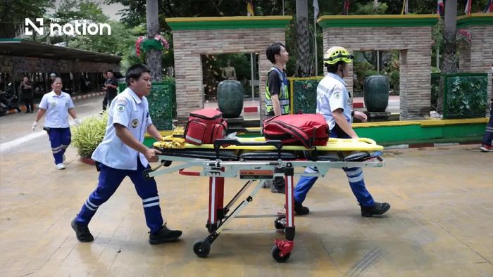 Lực lượng cứu hộ làm việc tại Trường Debsirin Nonthaburi, nơi xảy ra vụ xả súng, ở huyện Bang Kruai, tỉnh Nonthaburi, Thái Lan. Ảnh: THE NATION