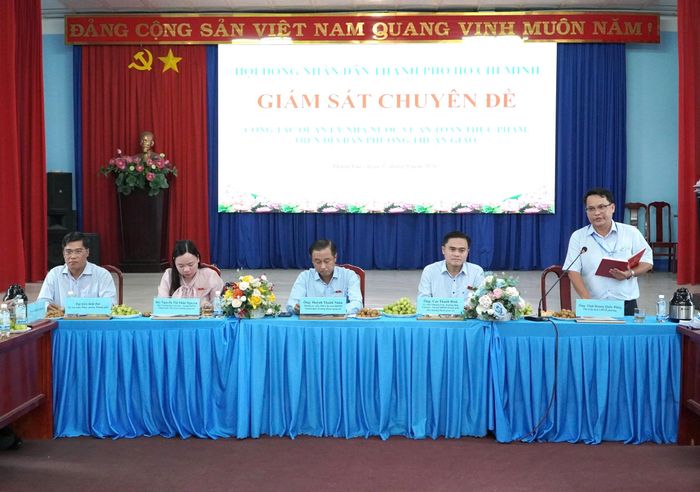  Đại diện UBND phường Thuận Giao trao đổi tại buổi giám sát. Ảnh: CÔNG DANH 