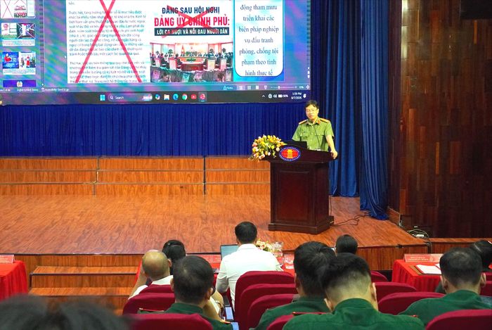 Thượng tá Đoàn Minh Hòa, Phó Trưởng phòng Bảo vệ chính trị nội bộ, Công an TPHCM báo cáo chuyên đề tại hội nghị. Ảnh: PHƯƠNG UYÊN