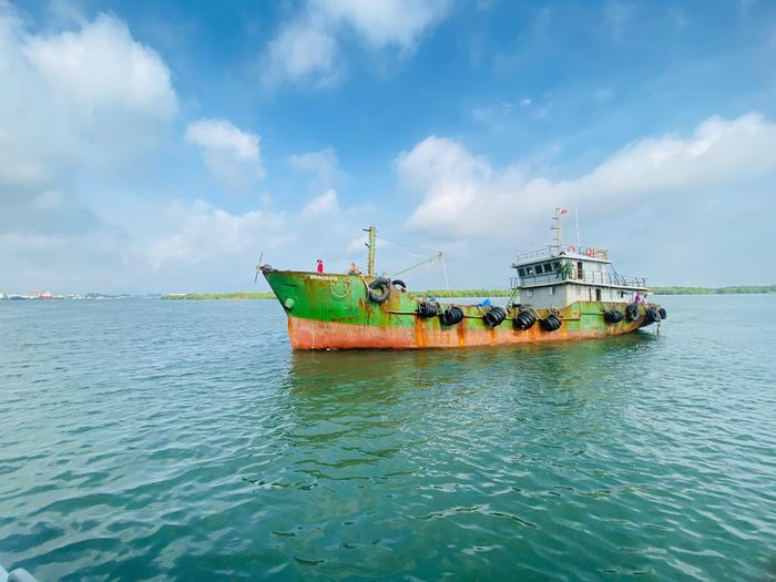  Hải đoàn Biên phòng 18 dẫn giải tàu TH-92812-TS về cảng để điều tra làm rõ 
