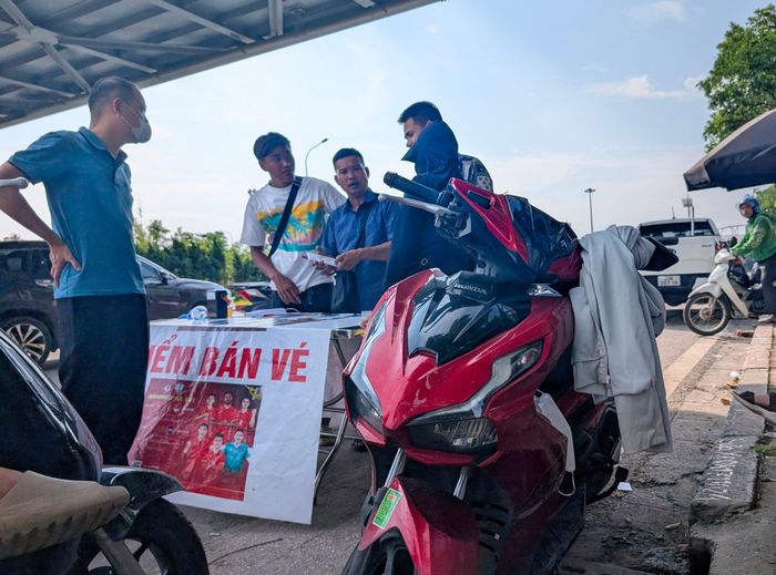  Một điểm bán vé tự phát. Ảnh: ĐỖ TRUNG 