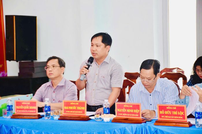  Ông Mai Phước Thành, Phó Chủ tịch UBND xã Bình Châu phát biểu tại buổi làm việc. 