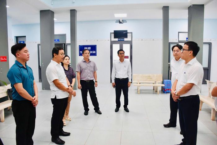  Đoàn khảo sát thực tế tại Trạm y tế xã Bình Châu 