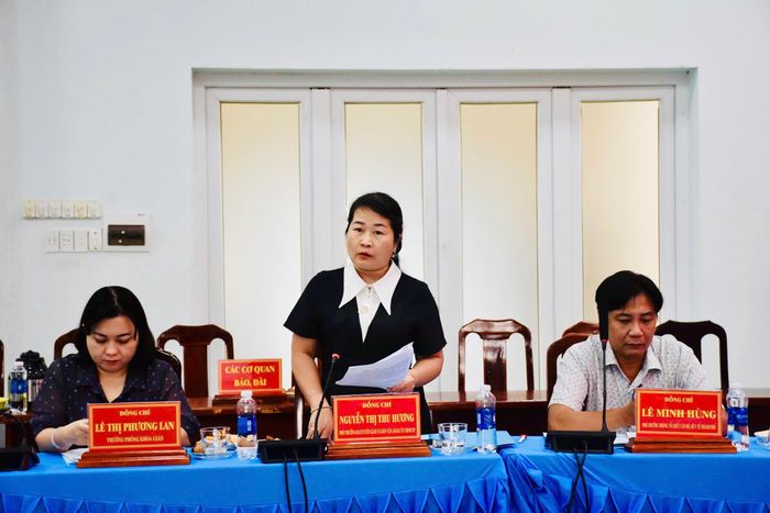  Bà Nguyễn Thị Thu Hương, Phó Trưởng ban Tuyên giáo và Dân vận, Đảng ủy UBND Thành phố trao đổi với các địa phương. 