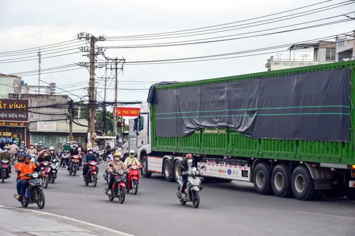  Không chỉ gây ùn tắc, lượng phương tiện đông và giao thông hỗn loạn tại khu vực này còn làm gia tăng nguy cơ tai nạn 