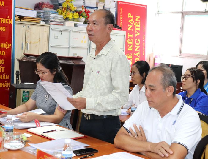 Bí thư Đảng ủy Công ty TNHH Pouyuen Việt Nam Tống Văn Thiện báo cáo với đoàn khảo sát