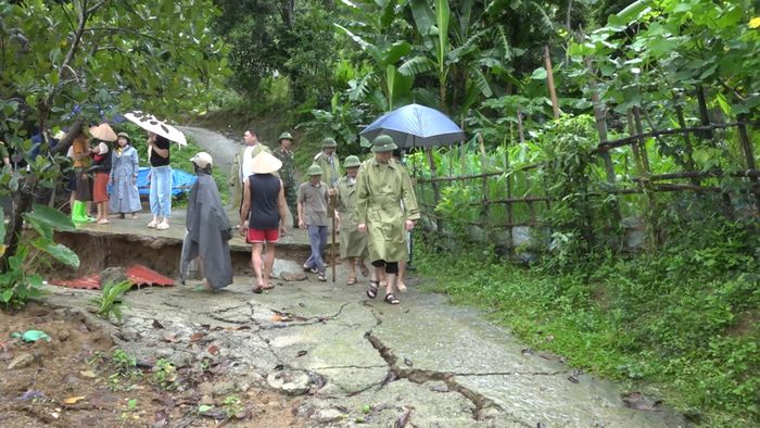  Mưa lớn kéo dài làm một số khu vực ở bản Thanh Sơn bị sạt lở 