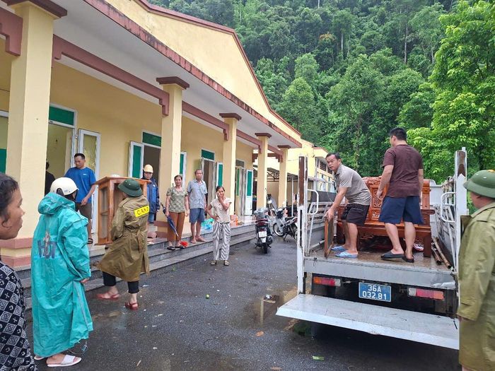  Chính quyền địa phương và lực lượng chức năng sơ tán người dân và tài sản đến nơi an toàn 